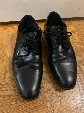 Van Heusen Classic Men’s Black Cap-Toe Lace-Up Dress Shoes